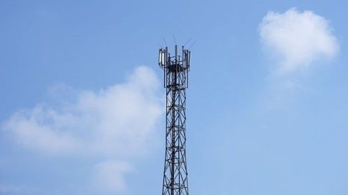 Nieruchomość Budowa masztów telekomunikacyjnych bez decyzji środowiskowych – projekt rozporządzania